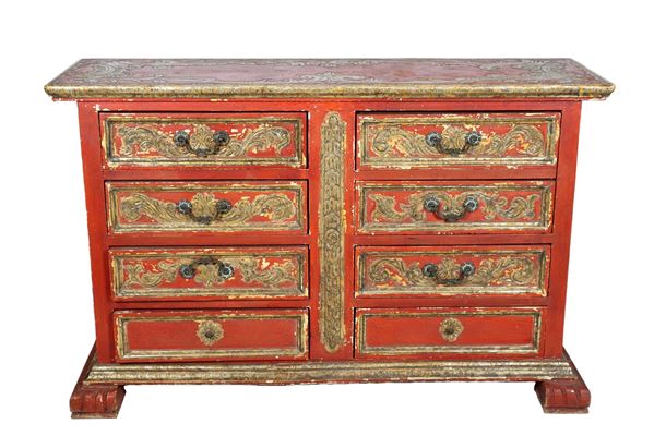 Spanish chest of drawers from the Louis XIV line in red lacquered wood with gilded relief carvings, eight drawers