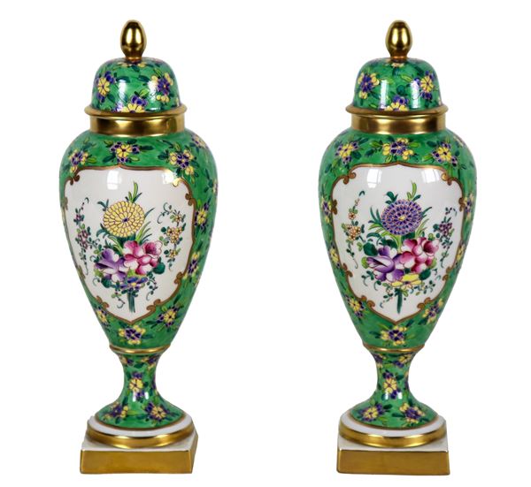 Coppia di potiches francesi in porcellana verde e bianca, con decorazioni in smalto a rilievo di mazzetti di fiori, lumeggiature in oro zecchino