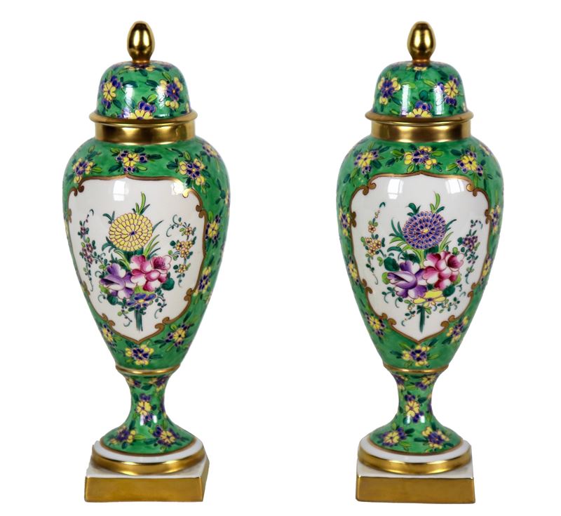 Coppia di potiches francesi in porcellana verde e bianca, con decorazioni in smalto a rilievo di ...