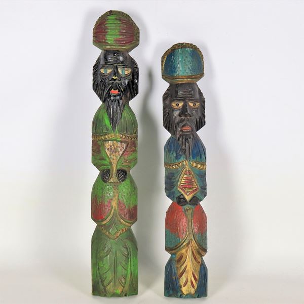 Coppia di sculture sudamericane "Divinità" in legno policromo e intagliato