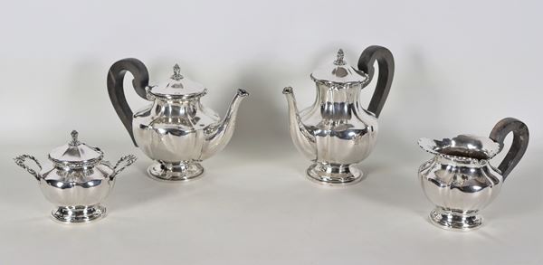 Antico servizio da tè e caffè in argento cesellato e sbalzato, con manici in legno ebanizzato (4 pz), gr. 2160