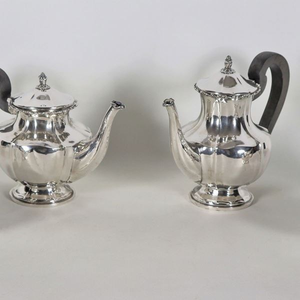 Antico servizio da tè e caffè in argento cesellato e sbalzato, con manici in legno ebanizzato (4 pz), gr. 2160