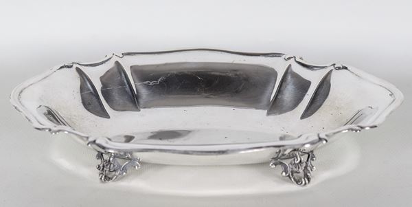 Piccolo centrotavola ovale in argento con bordo centinato, sorretto da quattro piedini sbalzati, gr. 290