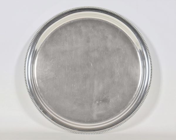 Grande piatto tondo in argento con bordo perlinato, gr. 930