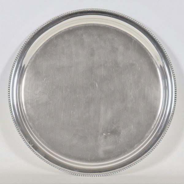 Grande piatto tondo in argento con bordo perlinato, gr. 930