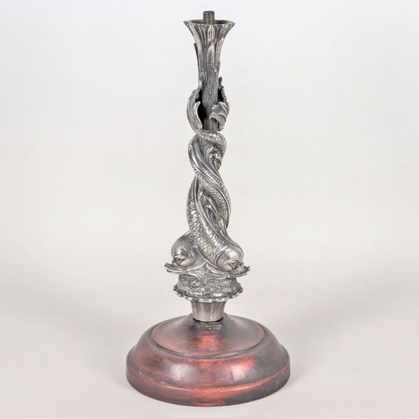 Scultura in argento con delfini cesellati e sbalzati a torchon su ramo di foglie, basetta in legno e predisposizione a luce elettrica