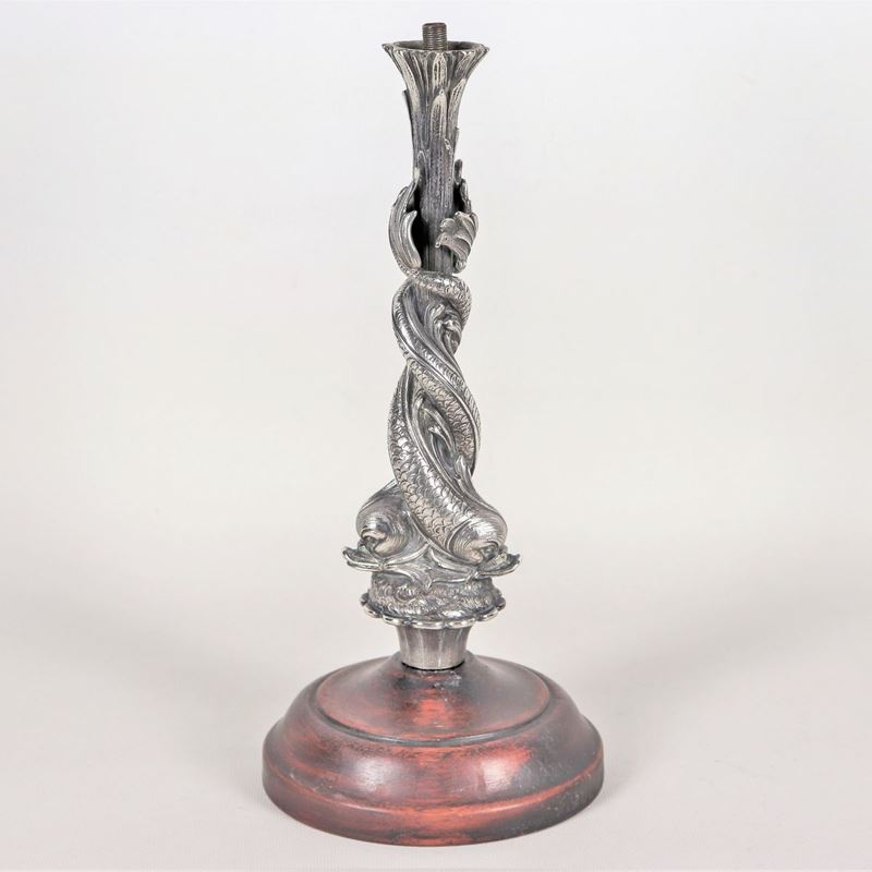 Scultura in argento con delfini cesellati e sbalzati a torchon su ramo di foglie, basetta in legn...