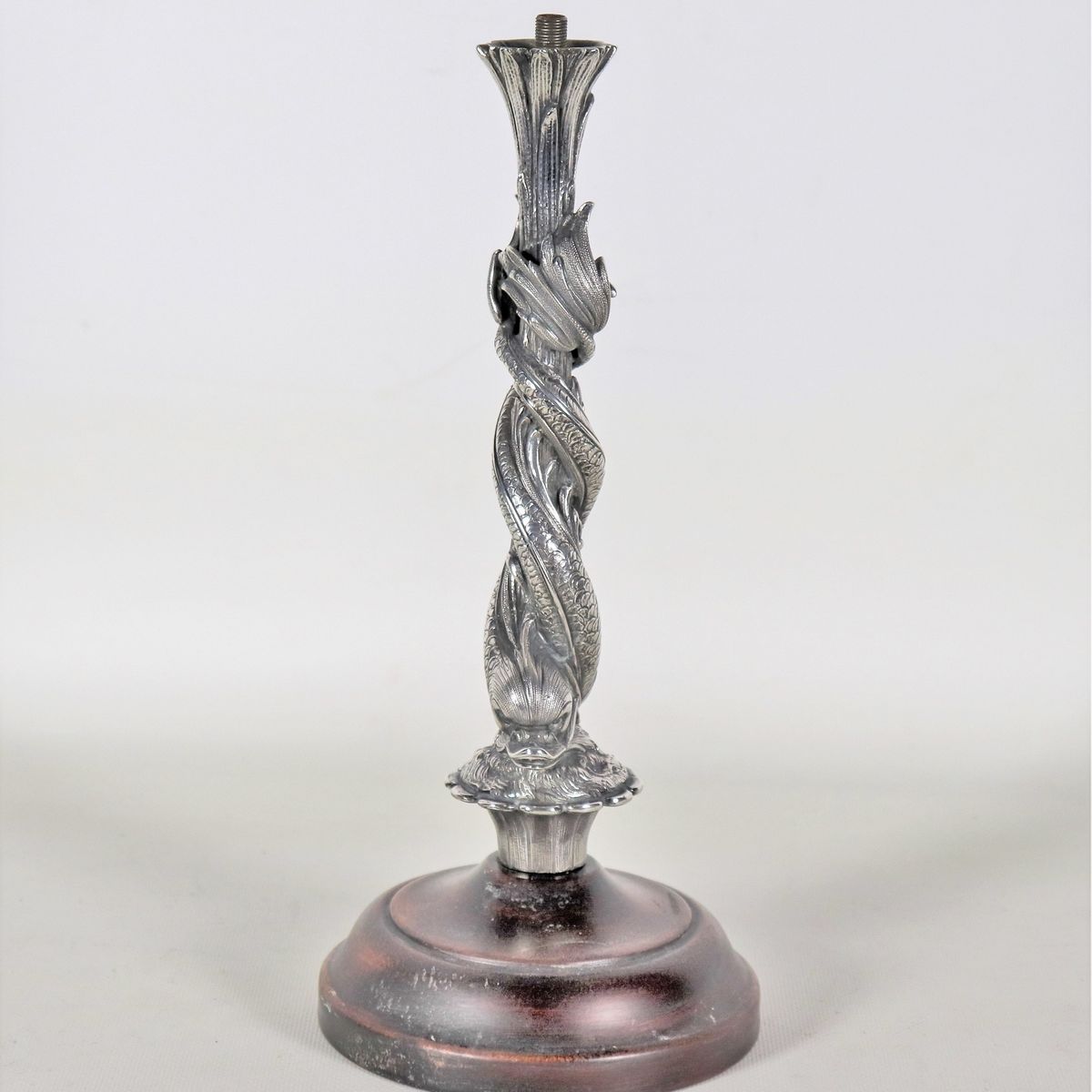 Scultura in argento con delfini cesellati e sbalzati a torchon su ramo di foglie, basetta in legn...