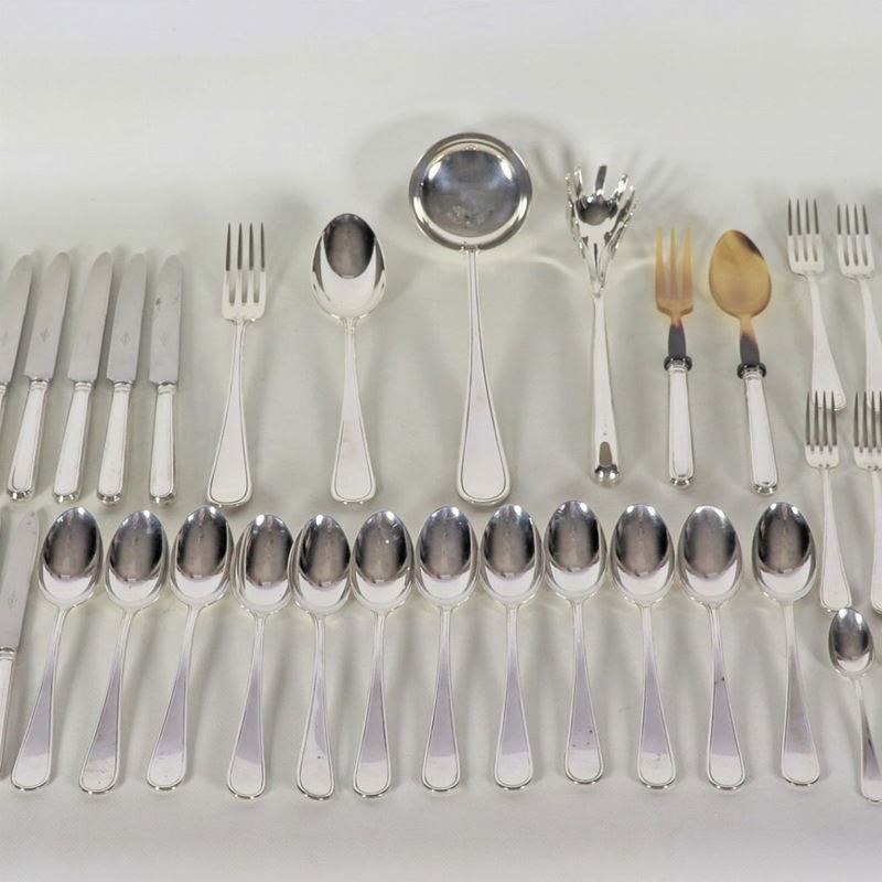 Servizio di posate in argento cesellato (75 pz), gr. 3530