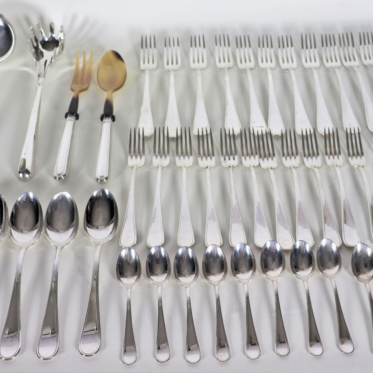 Servizio di posate in argento cesellato (75 pz), gr. 3530