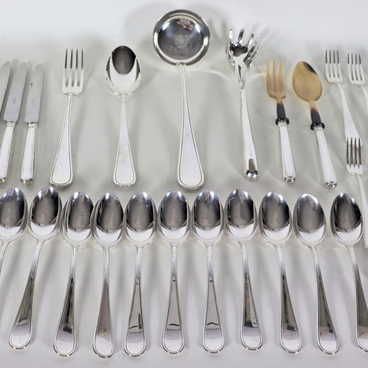 Servizio di posate in argento cesellato (75 pz), gr. 3530