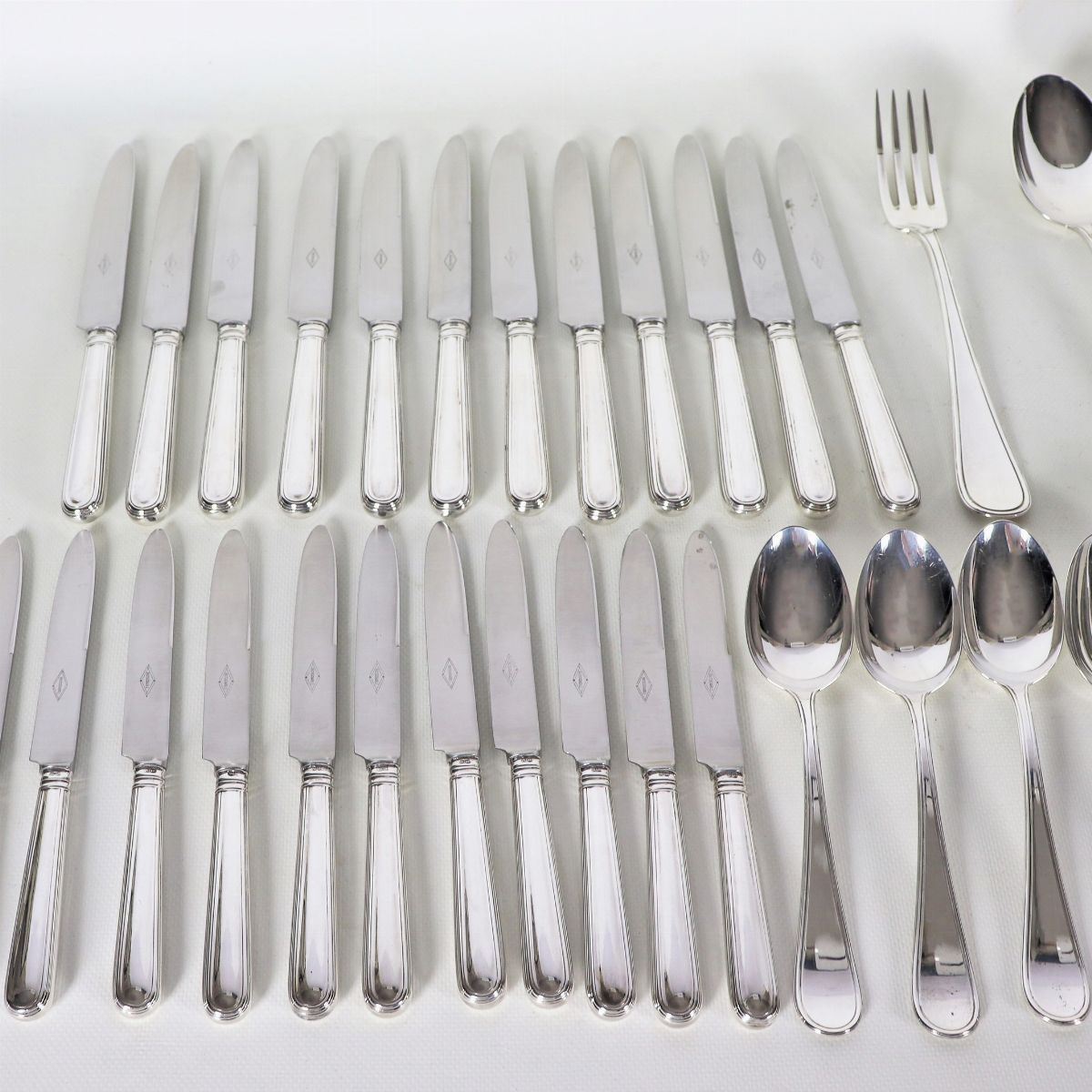 Servizio di posate in argento cesellato (75 pz), gr. 3530