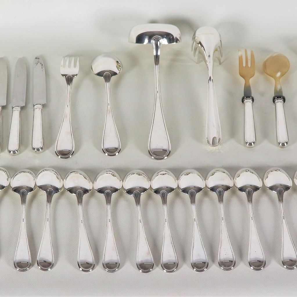 Servizio di posate in argento cesellato (75 pz), gr. 3530
