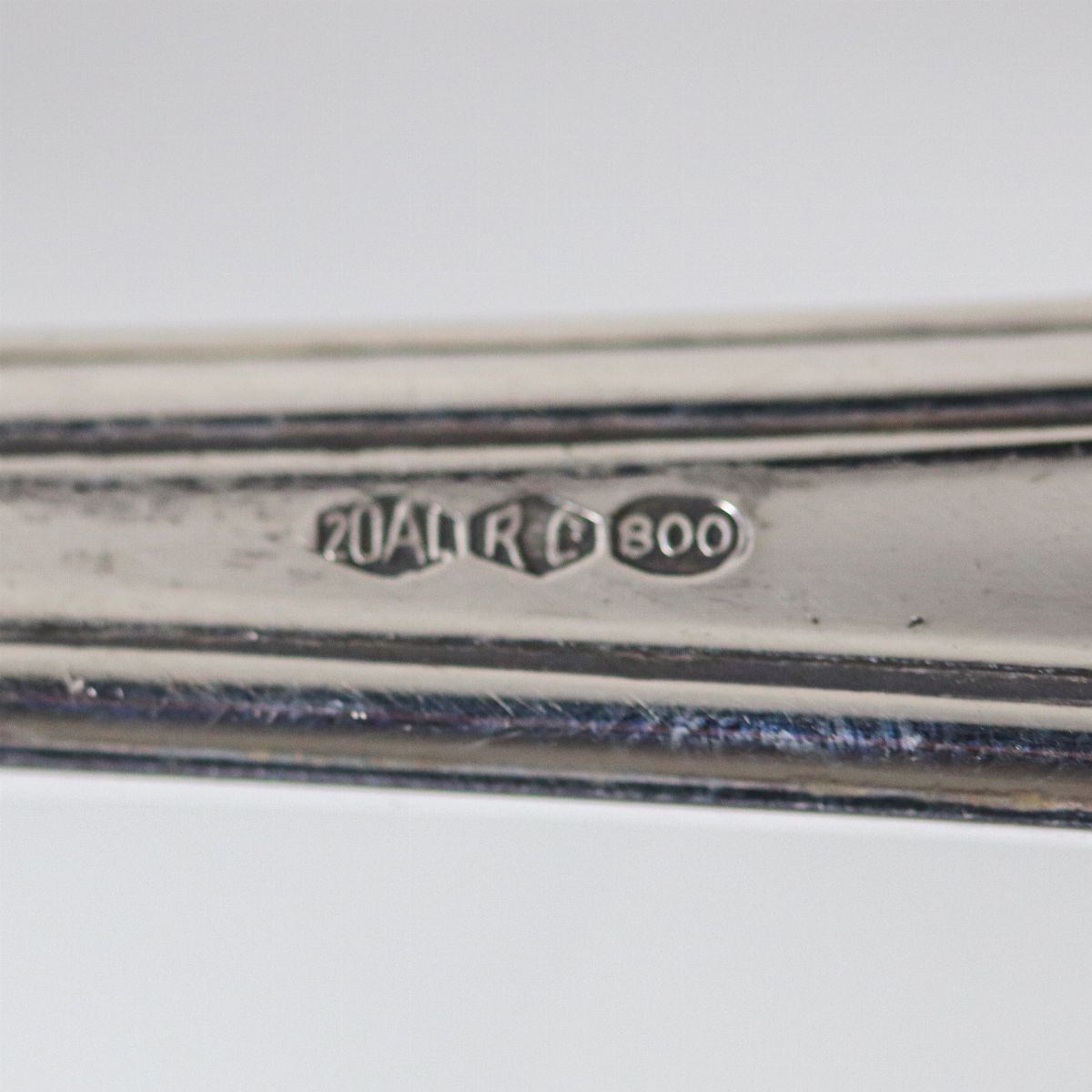 Servizio di posate in argento cesellato (75 pz), gr. 3530