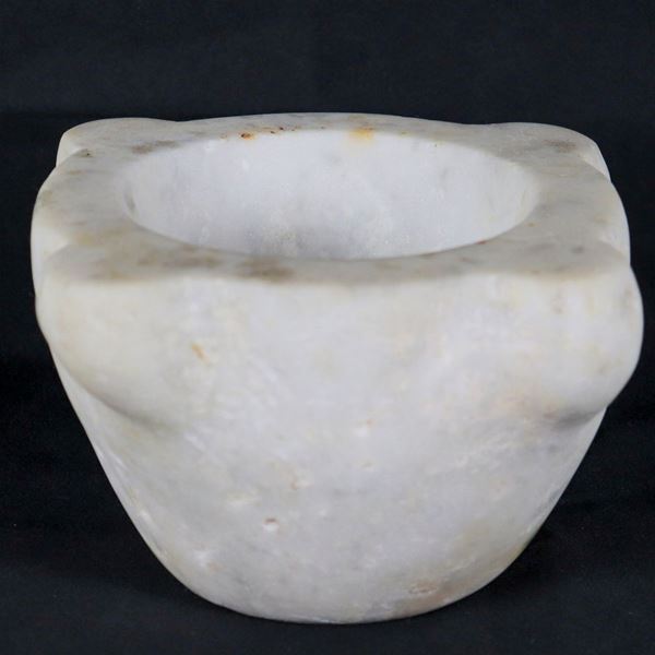 Piccolo mortaio in marmo bianco