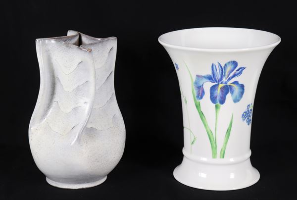 Lotto di due vasi in porcellana e terracotta smaltata, forme,decori e misure differenti