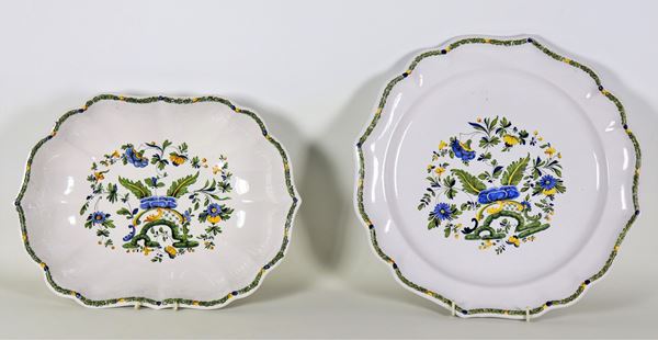 Antico lotto in ceramica porcellanata Le Nove di una fruttiera ovale e un grande piatto tondo da portata, con decorazioni policrome a motivi floreali