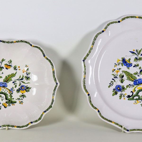 Ancient batch in porcelain ceramic Le Nove of an oval fruit bowl and a large round serving plate, with polychrome decorations with floral motifs