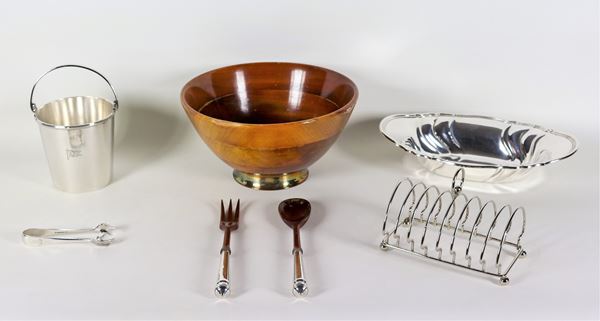 Lot in silver metal and wood of an oval fruit bowl, a roaster, an ice bucket and a round salad bowl with two serving cutlery