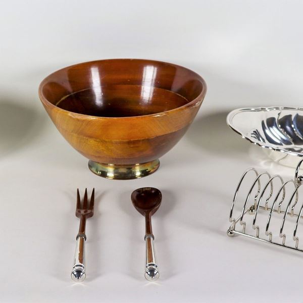 Lot in silver metal and wood of an oval fruit bowl, a roaster, an ice bucket and a round salad bowl with two serving cutlery