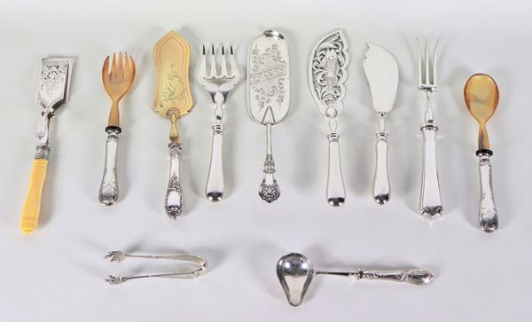 Lot of eleven antique silver-plated, embossed and chiselled serving cutlery. Some with silver-coated handles