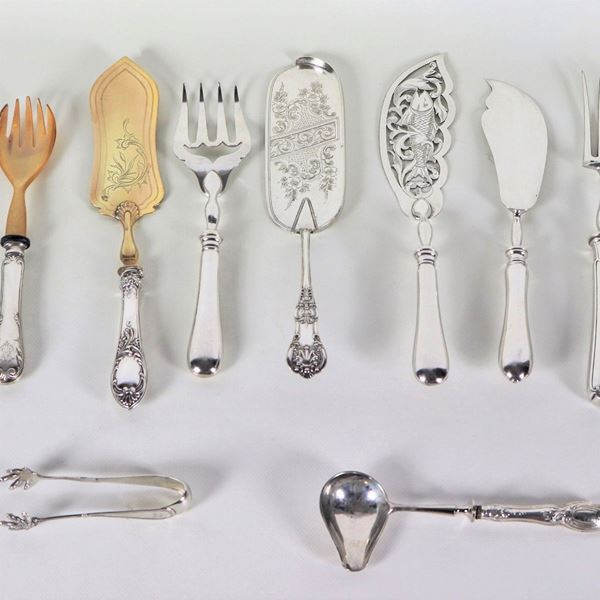 Lot of eleven antique silver-plated, embossed and chiselled serving cutlery. Some with silver-coated handles