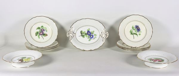 Lotto in porcellana francese con decorazioni policrome a motivi floreali di: otto piatti piani, un vassoietto ovale e due piccole alzate per frutta (11 pz)