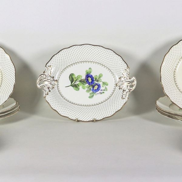 Lot in French porcelain with polychrome decorations with floral motifs of: eight dinner plates, an oval tray and two small fruit stands (11 pcs)