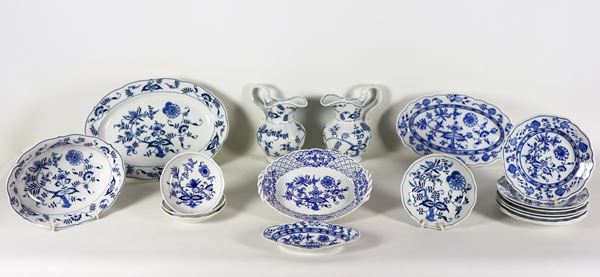 Lotto in porcellana con decorazioni a disegno "cipolla" in blu cobalto su fondo bianco, varie manifatture (18 pz)
