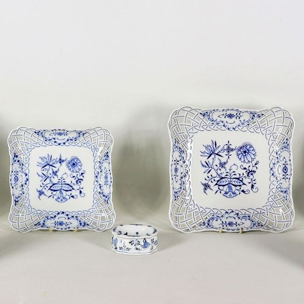 Lotto in porcellana Meissen con decoro cipolla in blu cobalto su fondo bianco: venti piatti piani, due piccoli vassoi quadrati con bordi traforati, otto coppette e una saliera ovale (31 pz) 