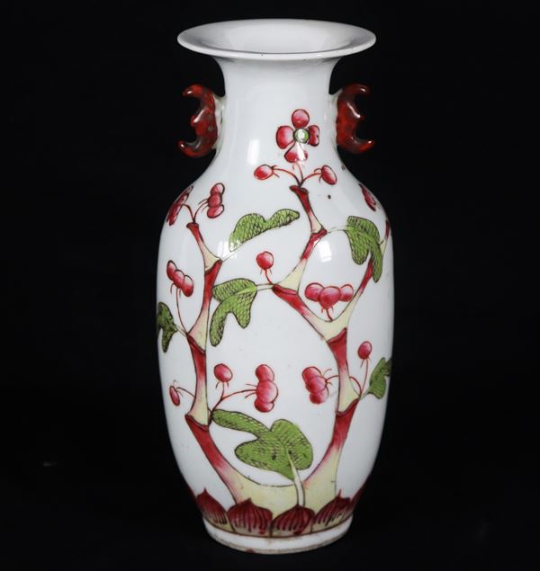 Piccolo vaso cinese in porcellana bianca con decorazioni in smalti a rilievo di alberi con fiori