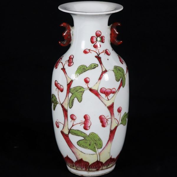 Piccolo vaso cinese in porcellana bianca con decorazioni in smalti a rilievo di alberi con fiori