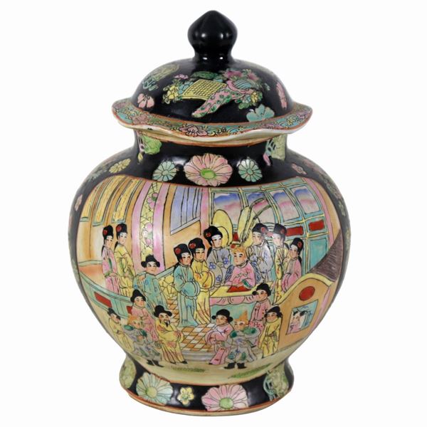 Chinese potiche in black glazed porcelain, with polychrome enamel decorations of scenes of oriental life