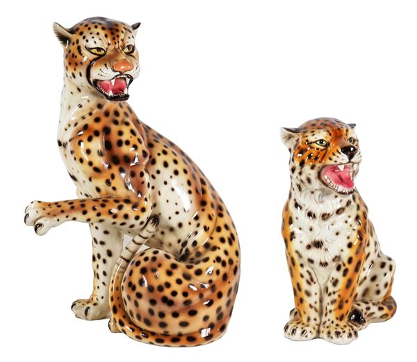 Lotto di due sculture in ceramica porcellanata e smaltata a varie policromie "Leopardo" e "Cucciolo di leopardo"