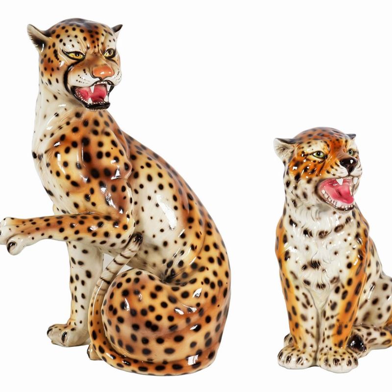 Lotto di due sculture in ceramica porcellanata e smaltata a varie policromie "Leopardo" e "Cuccio...
