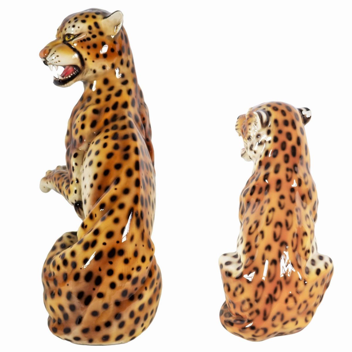 Lotto di due sculture in ceramica porcellanata e smaltata a varie policromie "Leopardo" e "Cuccio...