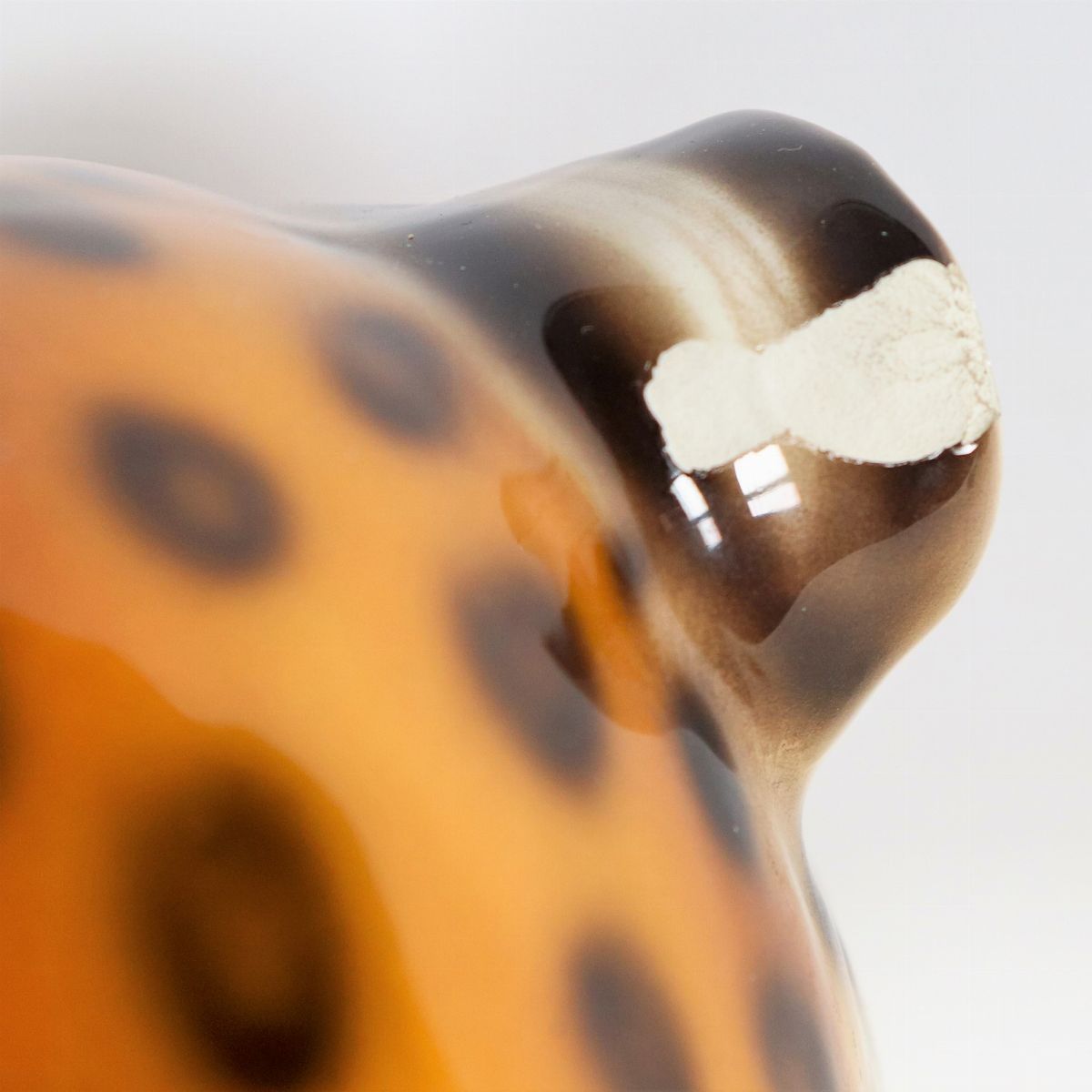 Lotto di due sculture in ceramica porcellanata e smaltata a varie policromie "Leopardo" e "Cuccio...