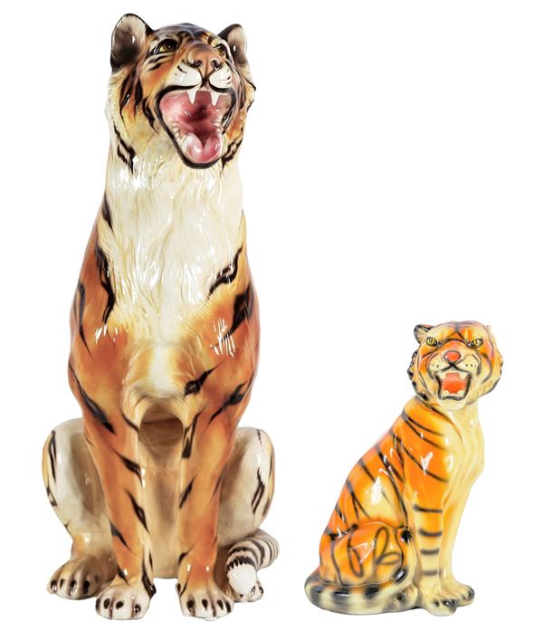 Lotto di due sculture in ceramica porcellanata e smaltata a varie policromie "Tigre" e "Cucciolo di tigre""