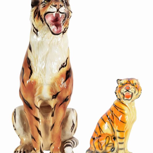 Lotto di due sculture in ceramica porcellanata e smaltata a varie policromie "Tigre" e "Cucciolo di tigre""