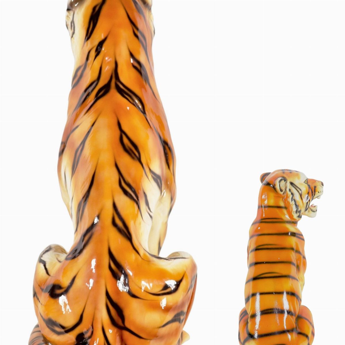 Lotto di due sculture in ceramica porcellanata e smaltata a varie policromie "Tigre" e "Cucciolo ...