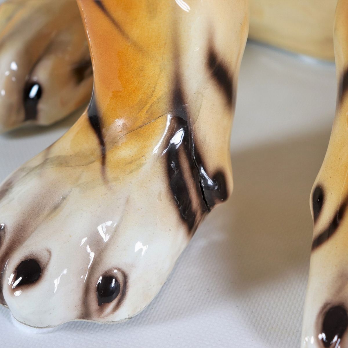 Lotto di due sculture in ceramica porcellanata e smaltata a varie policromie "Tigre" e "Cucciolo ...