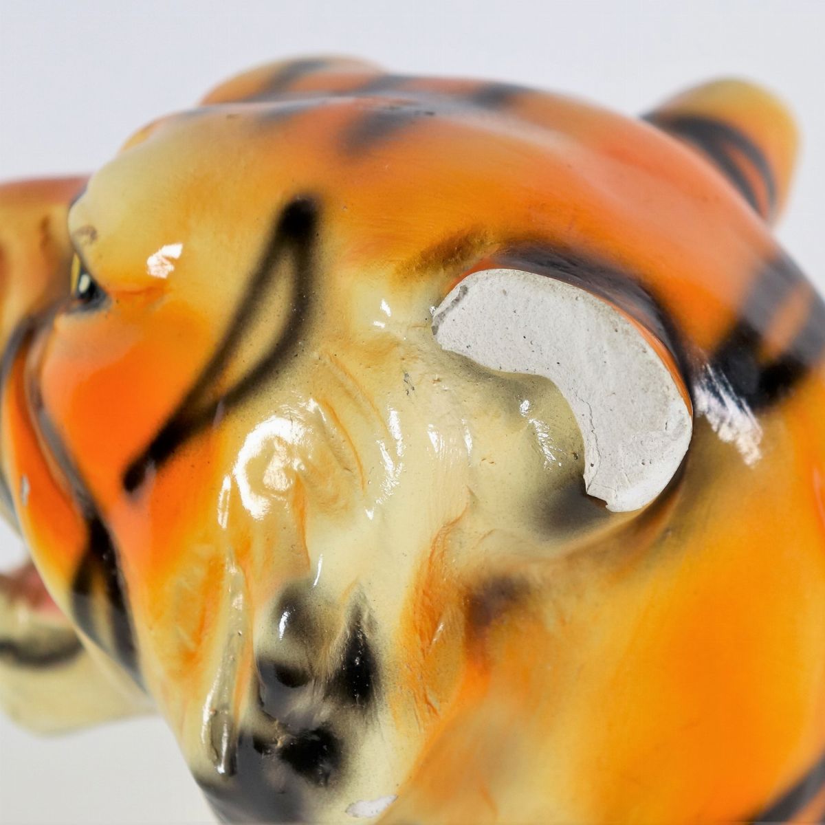 Lotto di due sculture in ceramica porcellanata e smaltata a varie policromie "Tigre" e "Cucciolo ...
