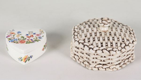 Lotto di due scatole, una a forma di cuore in porcellana inglese Aynsley con decorazioni smaltate di fiori e farfalle, e una a forma ottagonale in ceramica porcellanata lavorata a cesto