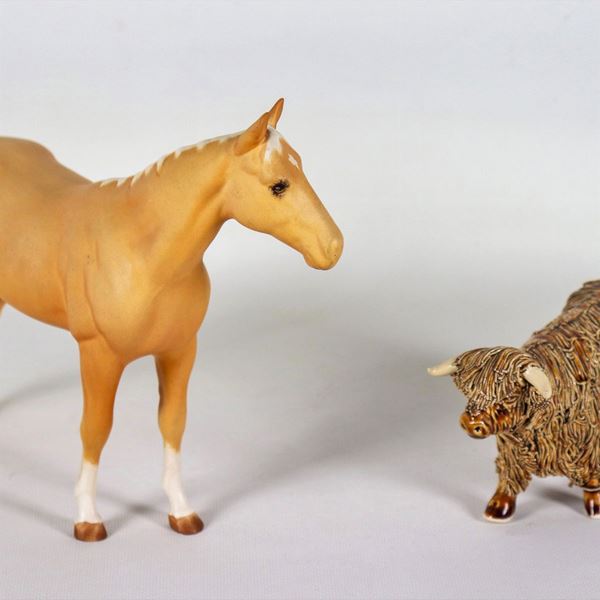 Lotto di due statuine in ceramica porcellanata "Toro" e "Puledro"