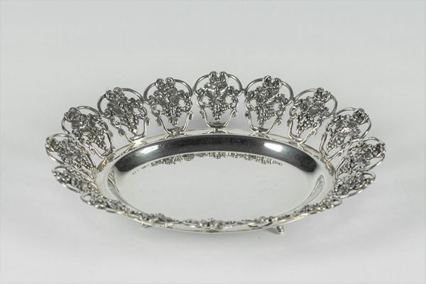 Oval basket in silver with perforated edge