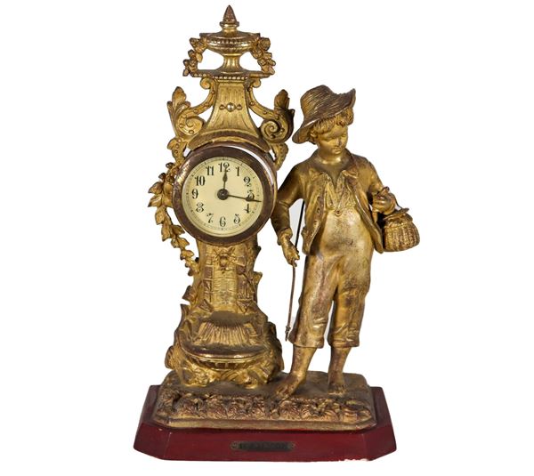 Small French table clock in gilded, embossed and chiseled metal with "Pescatorello" sculpture, defects