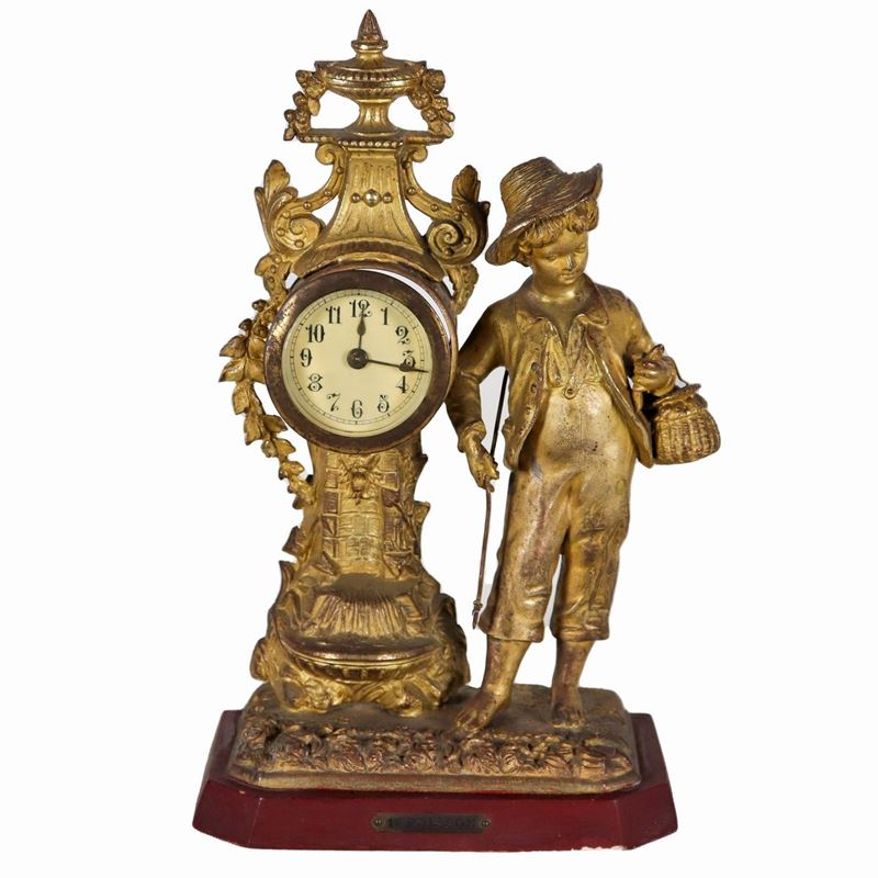 Piccolo orologio da tavolo francese in metallo dorato, sbalzato e cesellato con scultura di "Pesc...