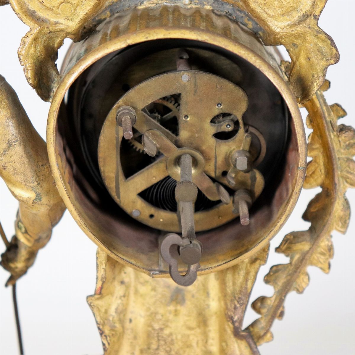 Piccolo orologio da tavolo francese in metallo dorato, sbalzato e cesellato con scultura di "Pesc...
