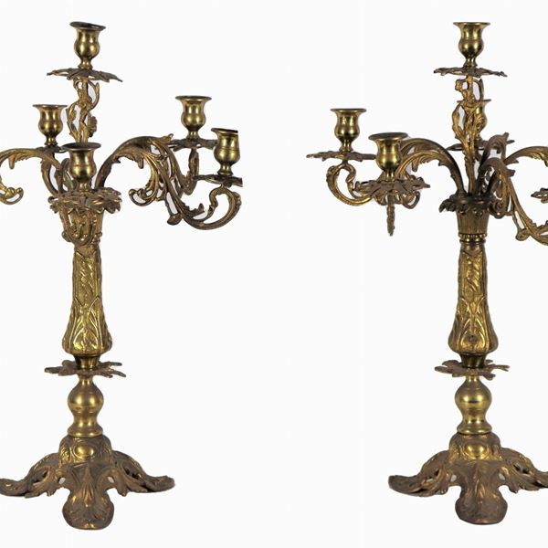 Coppia di antichi candelabri francesi in bronzo dorato, sbalzato e cesellato a motivi di fogliami, 6 fiamme ciascuno