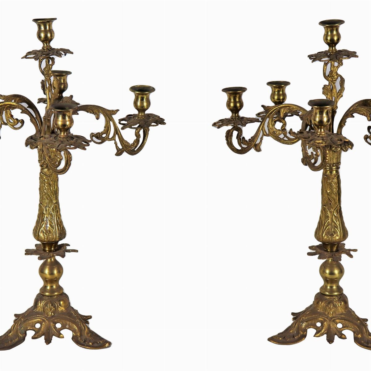 Coppia di antichi candelabri francesi in bronzo dorato, sbalzato e cesellato a motivi di fogliami...